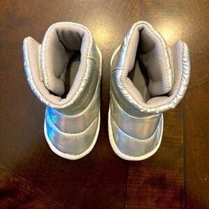 VGUC Native Chamonix Hologram Silver Velcro boots size 3/4